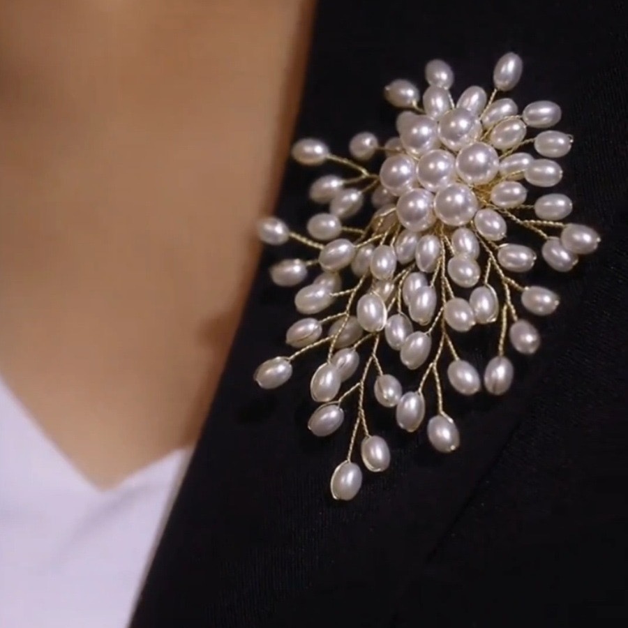 Parels broche voor elegante vr - Suit Supply Wedding Party recensie en prijs