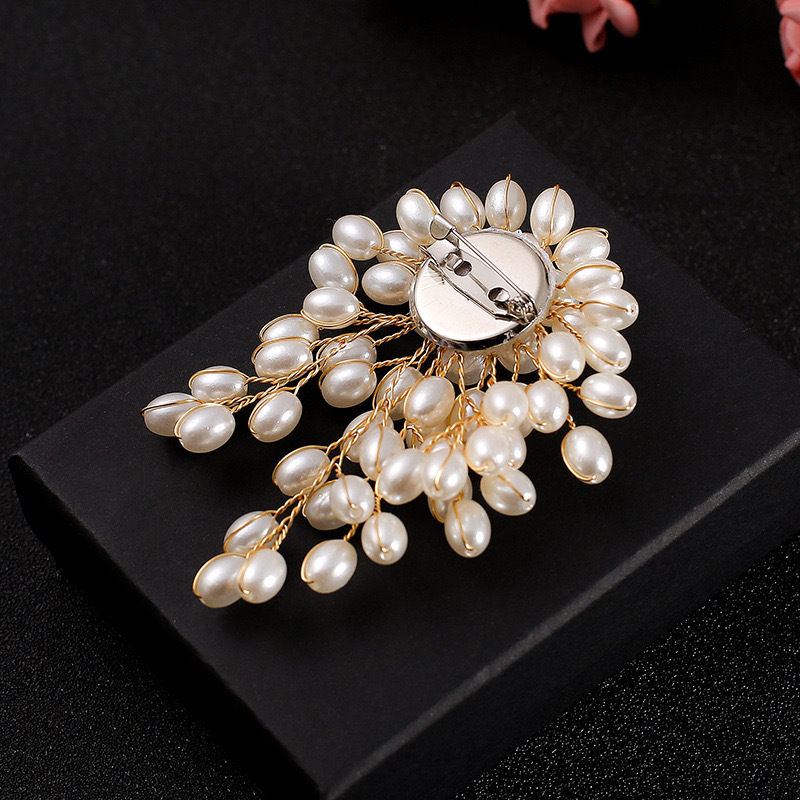 Parels broche voor elegante vr - Suit Supply Wedding Party recensie en prijs